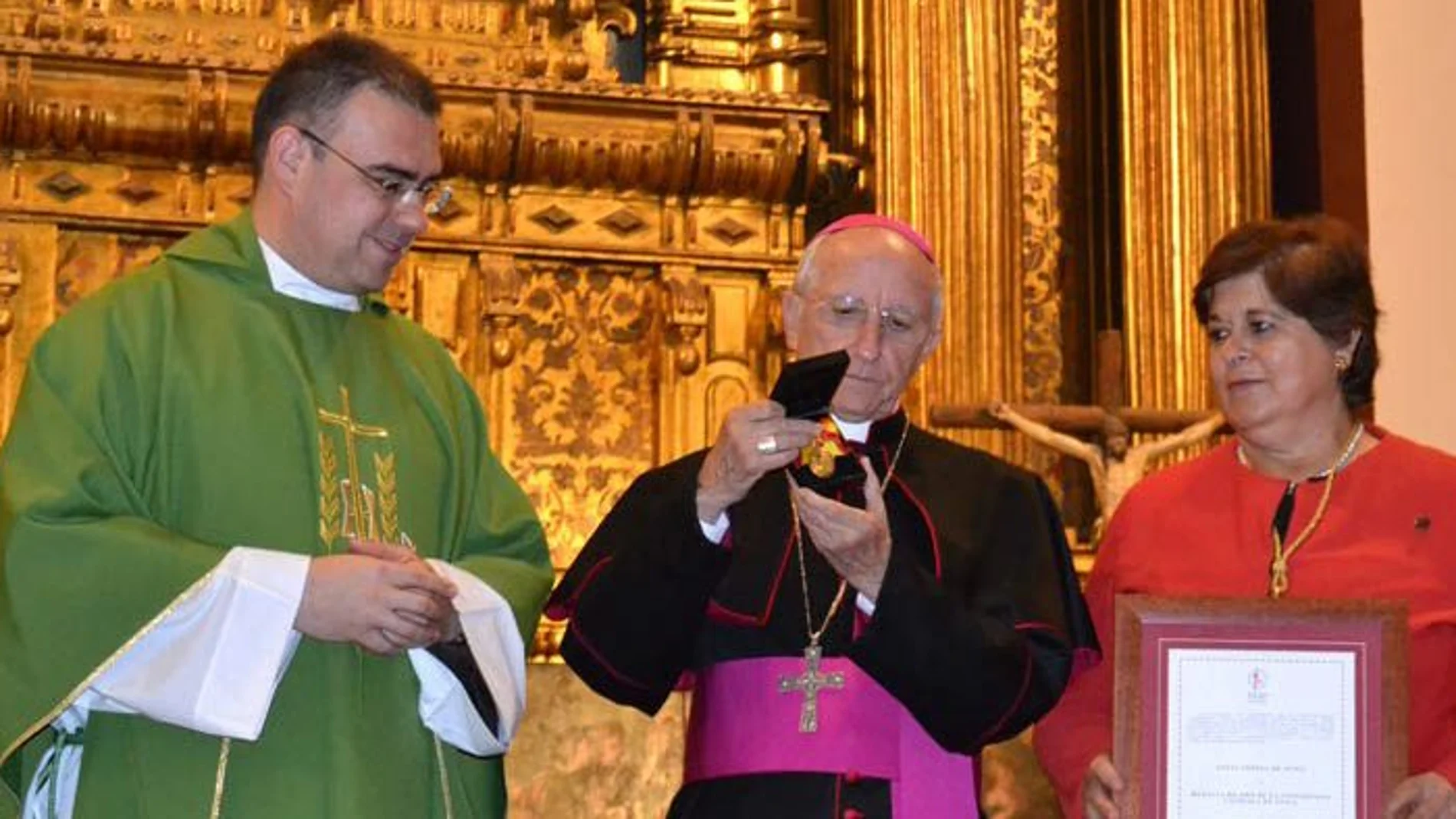 El obispo de Ávila, Jesús García Burillo, y la rectora de la institución, María del Rosario Sáez Yuguero en el momento de la concesión de la medalla