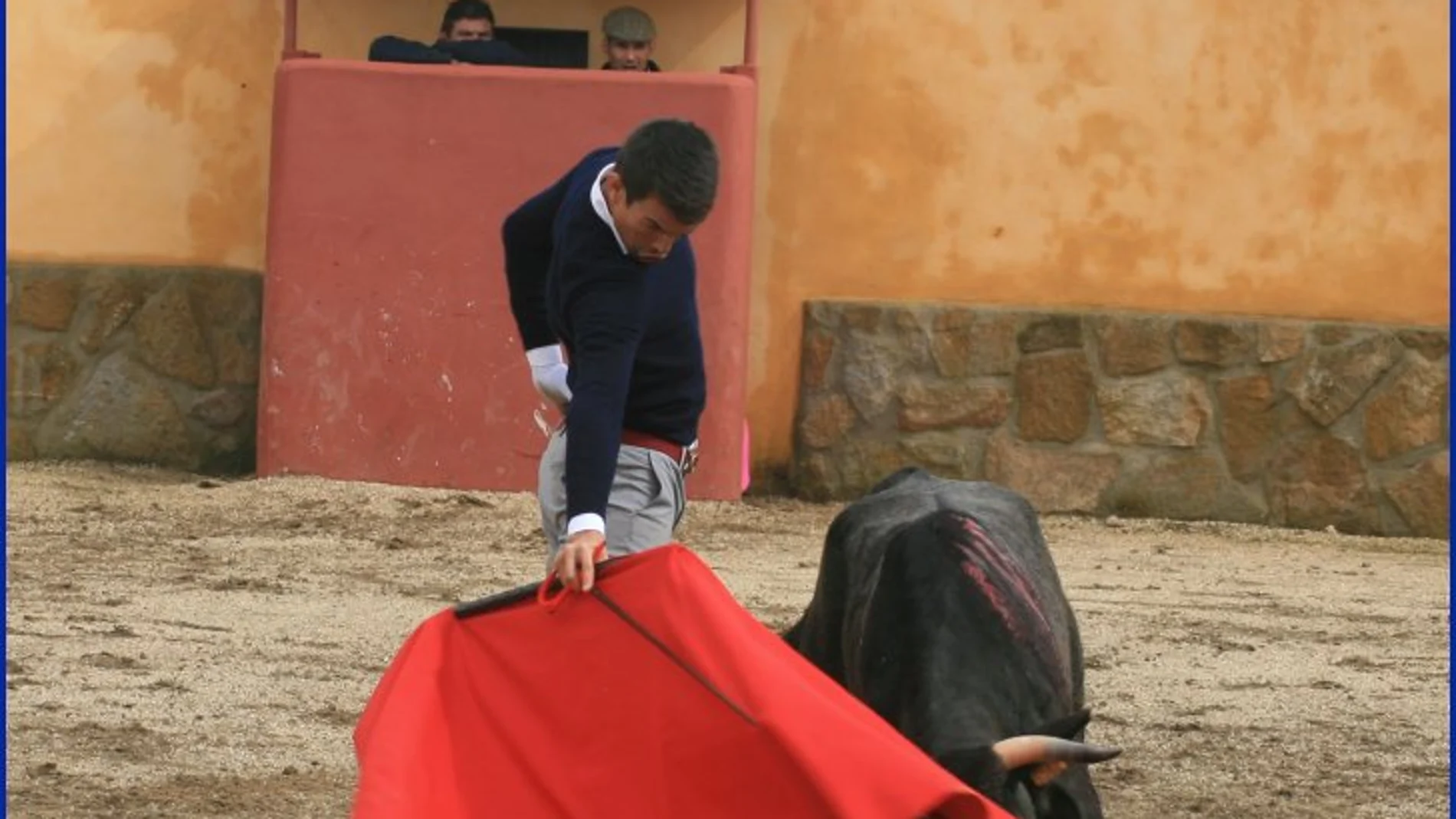 Derechazo de Manzanares a una vaca de Victorino Martín