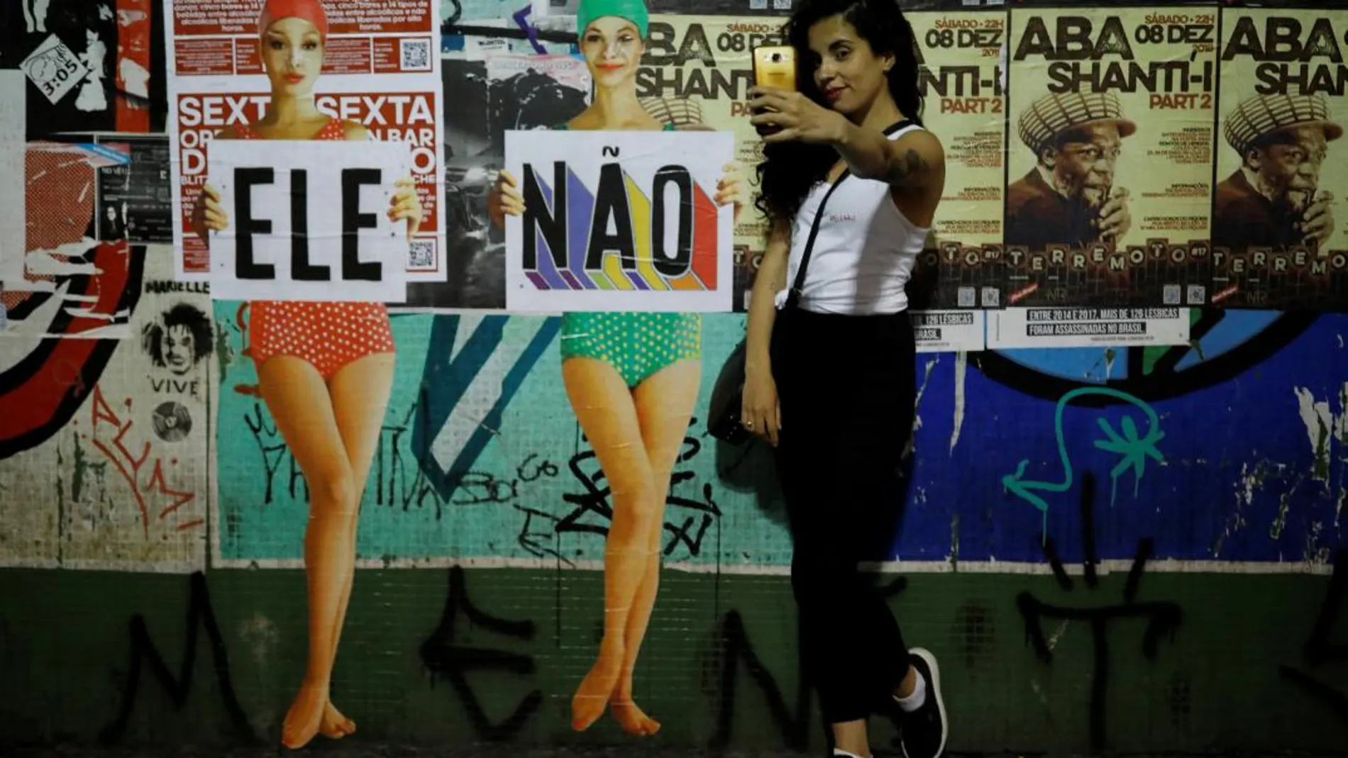Una mujer se hace una foto con el cartel de «Él no» durante una manifestación contra Bolsonaro en Sao Paulo, Brasil, el sábado pasado