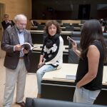 El presidente de la Junta de Personal Área de Burgos, Pedro Oyagüez, dialoga con varios procuradores antes de comparecer en las Cortes