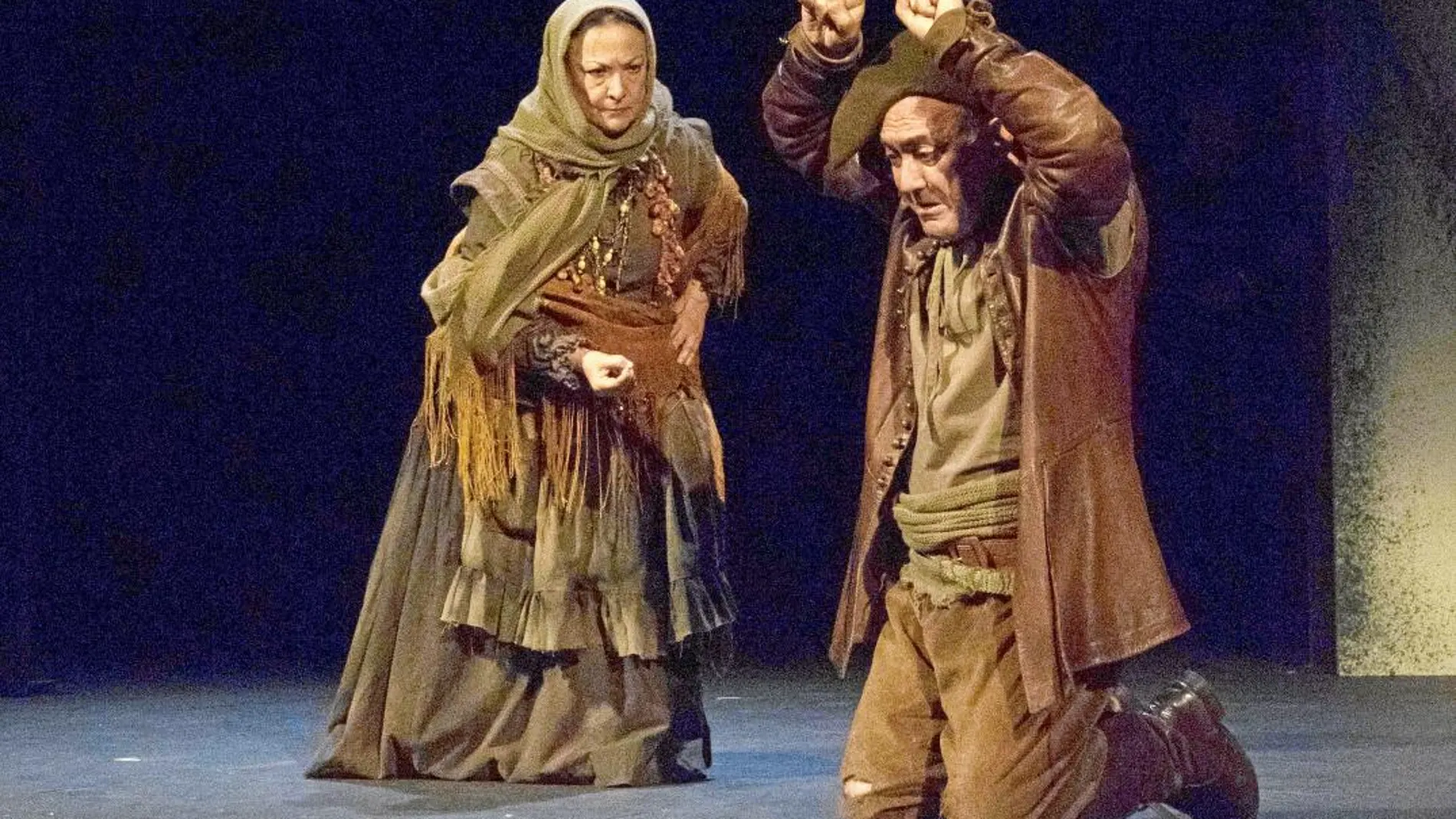 Charo Amador y Arturo Querejeta, en un momento de la función en la que interpretan a Fabia y Tello