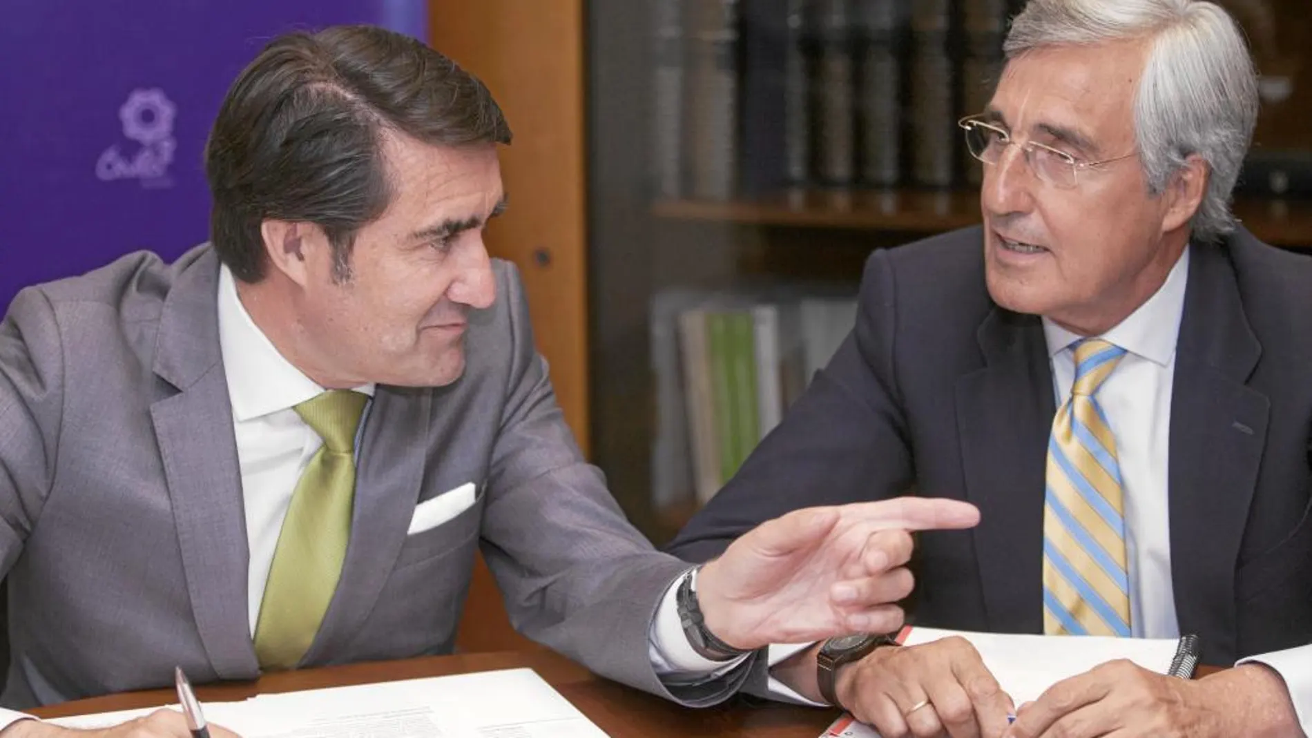 El consejero Juan Carlos Suárez-Quiñones se reúne con el alcalde de Ávila, José Luis Rivas