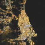 El astronauta Scott Kelly compartió en redes sociales esta imagen de Barcelona tomada desde la Estación Espacial Internacional: «Barcelona, te apoyamos. No hay lugar para el terrorismo en la Tierra»