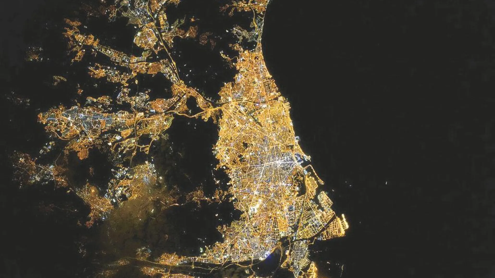 El astronauta Scott Kelly compartió en redes sociales esta imagen de Barcelona tomada desde la Estación Espacial Internacional: «Barcelona, te apoyamos. No hay lugar para el terrorismo en la Tierra»