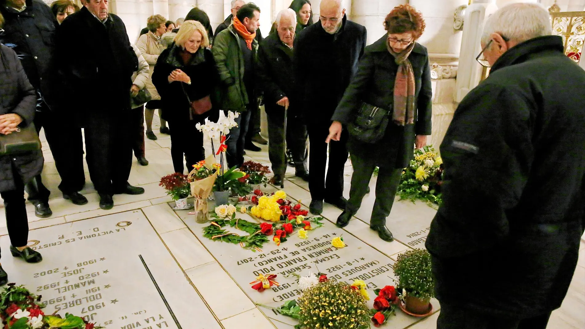 Un grupo de personas colocan flores sobre la cripta de Carmen Franco (ayer se cumplió un año de su muerte) y su marido, Cristóbal Martínez-Bordiú. Quedan libres dos tumbas, una de ellas sería el destino de los restos