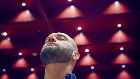 El contratenor Xavier Sabat en estado meditativo ante una reproducción del torso de Alejandro Magno.