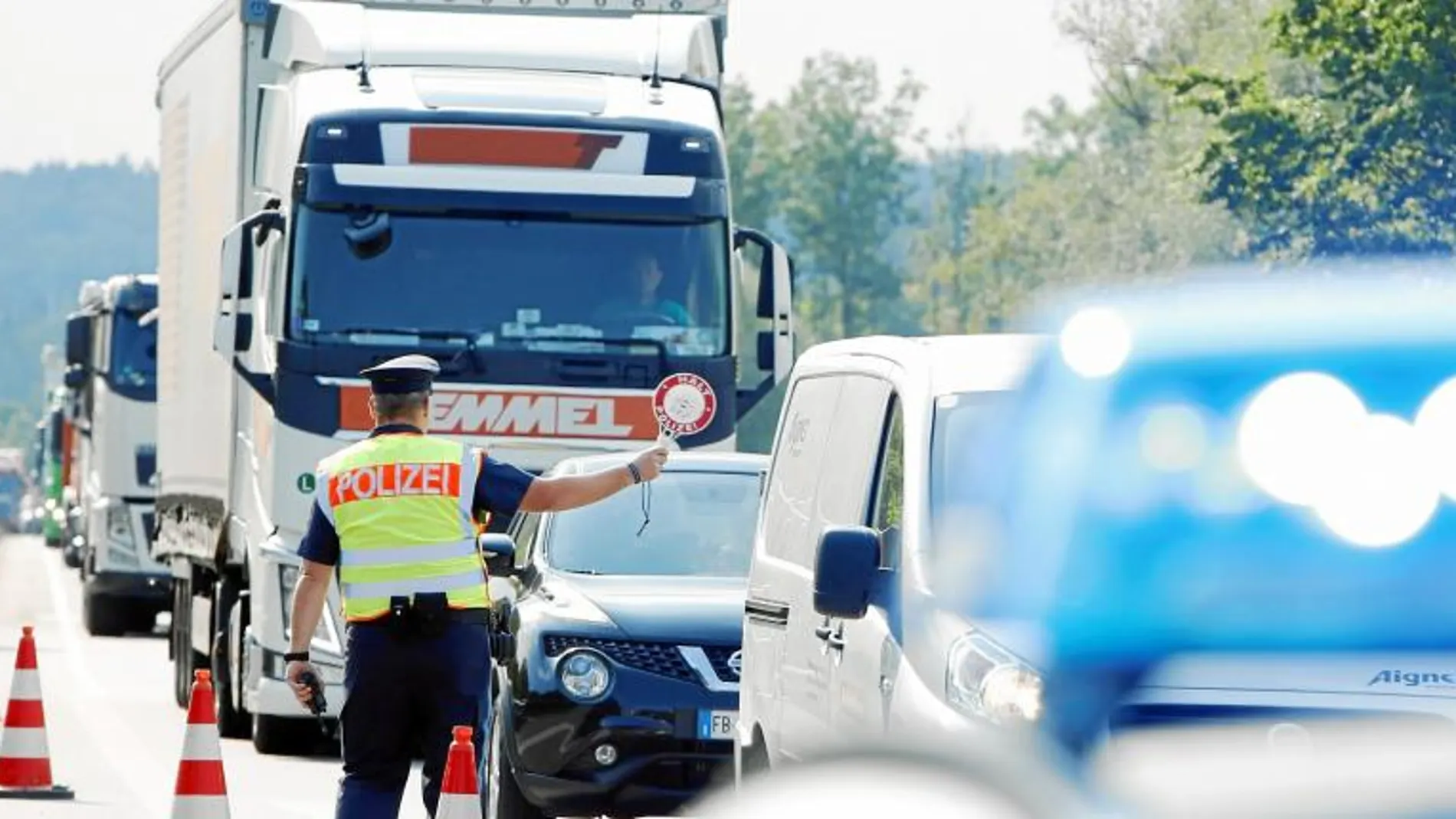 La Policía regional de Baviera y la alemana establecieron ayer controles en la frontera con Austria para evitar, según el ministro de Interior, que entren en el país migrantes sin opciones de ser reconocidos como refugiados