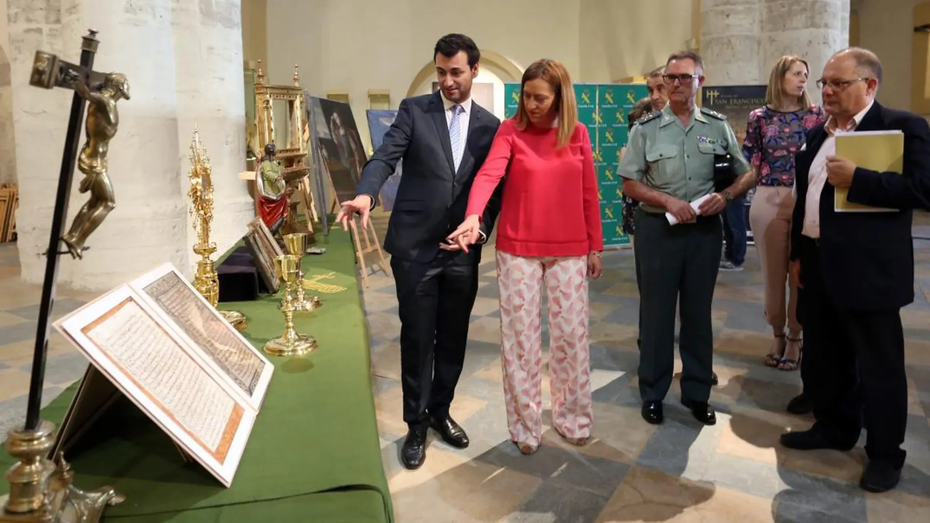 La delegada del Gobierno en Castilla y León, Virginia Barcones, informa sobre el desarrollo de una operación en la que se han recuperado un lote de obras de arte expuestas en el Convento Museo de San Francisco de Medina de Rioseco. Junto a ella, el alcalde de la localidad, David Esteban