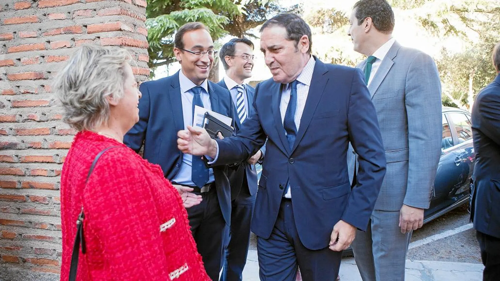 El consejero de Sanidad, Antonio María Sáez Aguado, a su llegada ayer al foro sobre calidad y sostenibilidad que se celebraba en la localidad zamorana de Toro, en compañía del delegado territorial de la Junta en Zamora, Alberto de Castro, entre otros