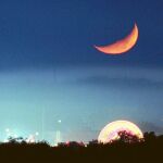 La Luna sobre una atracción de feria en Brirminghan (Alabama, EE UU)