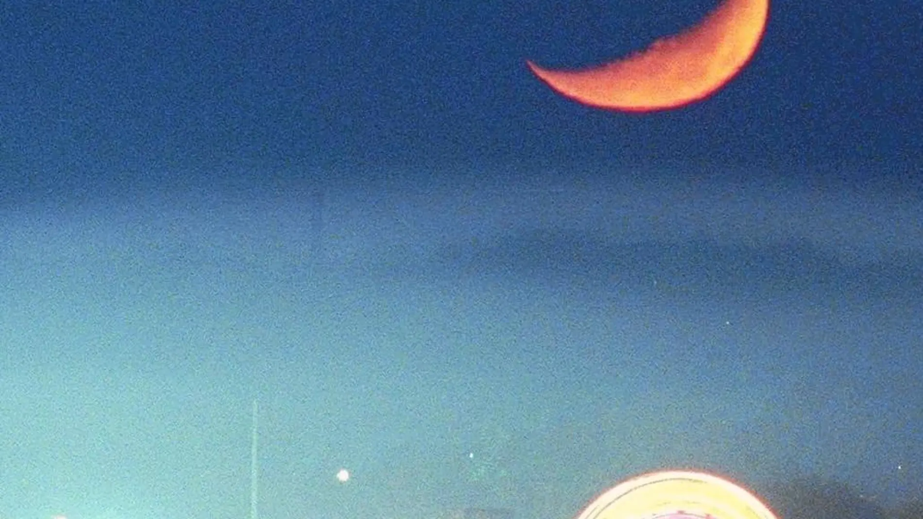 La Luna sobre una atracción de feria en Brirminghan (Alabama, EE UU)