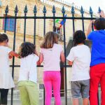Varios niños en una protesta organizada por un colegio sevillano a las puertas del Parlamento de Andalucía.