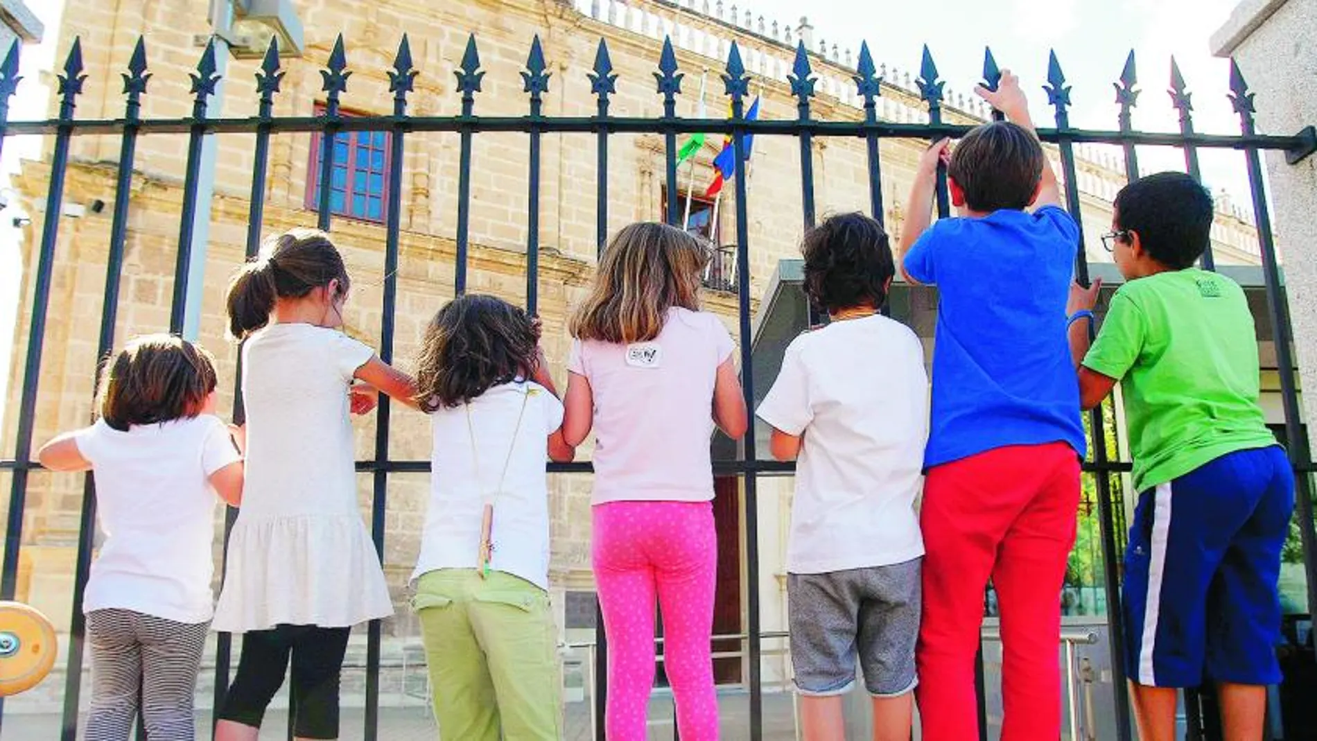 Varios niños en una protesta organizada por un colegio sevillano a las puertas del Parlamento de Andalucía.