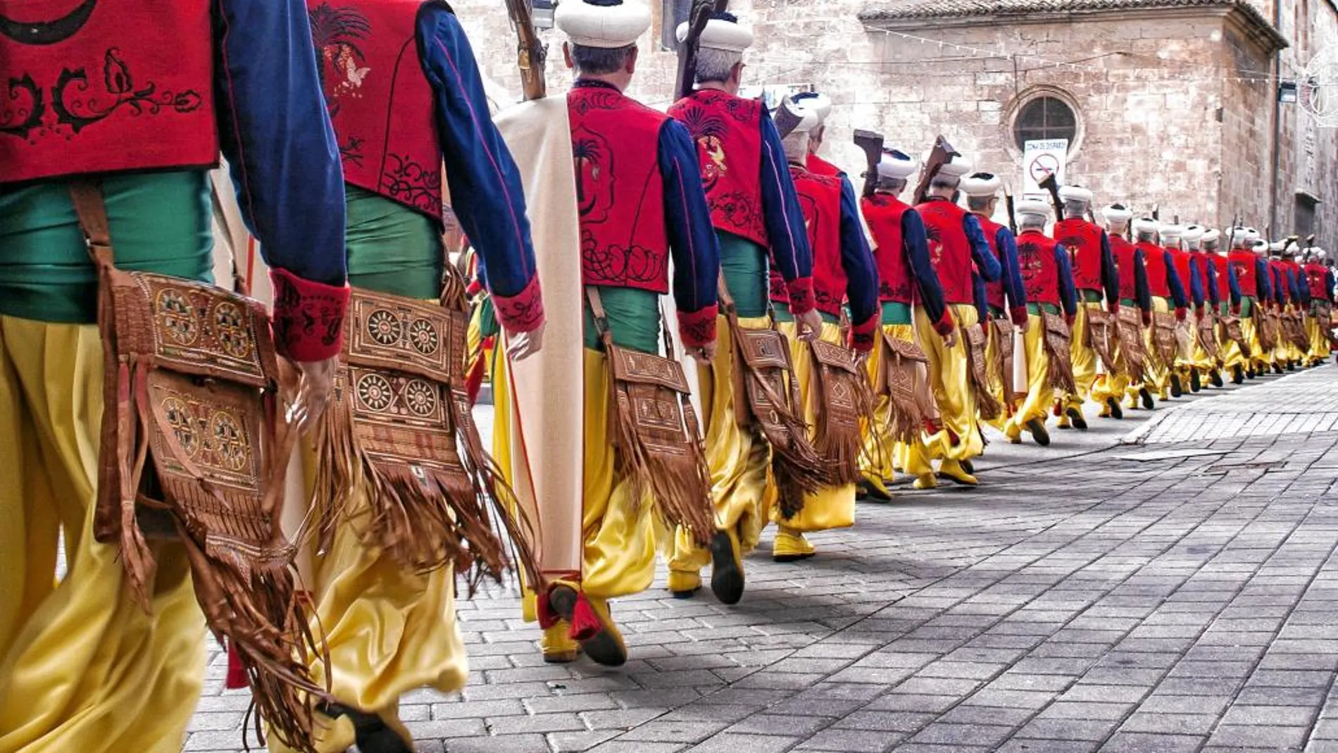 Los desfiles de Villena son muy emocionantes por la mezcla de color, música y pólvora