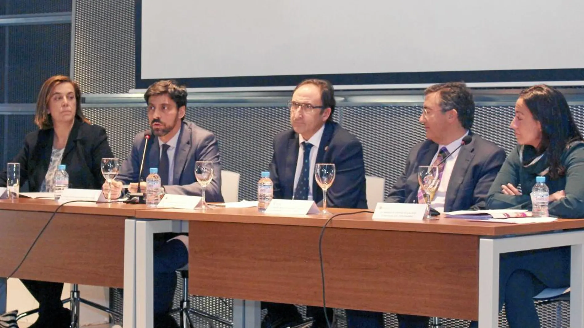 El alcalde de Palencia, Alfonso Polanco, presenta el proyecto de La Tejera junto a Ángeles Armisén, entre otros.