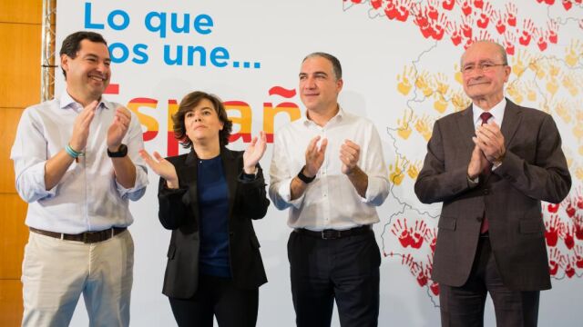 La vicepresidenta del Gobierno, Soraya Sáenz de Santamaría, el presidente del Partido Popular andaluz, Juanma Moreno, el Presidente del Partido Popular de Málaga, Elias Bendodo y el alcalde de Málaga, Francisco de la Torre / EFE