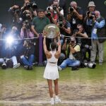 Garbiñe Muguruza con el trofeo de campeona de Wimbledon.