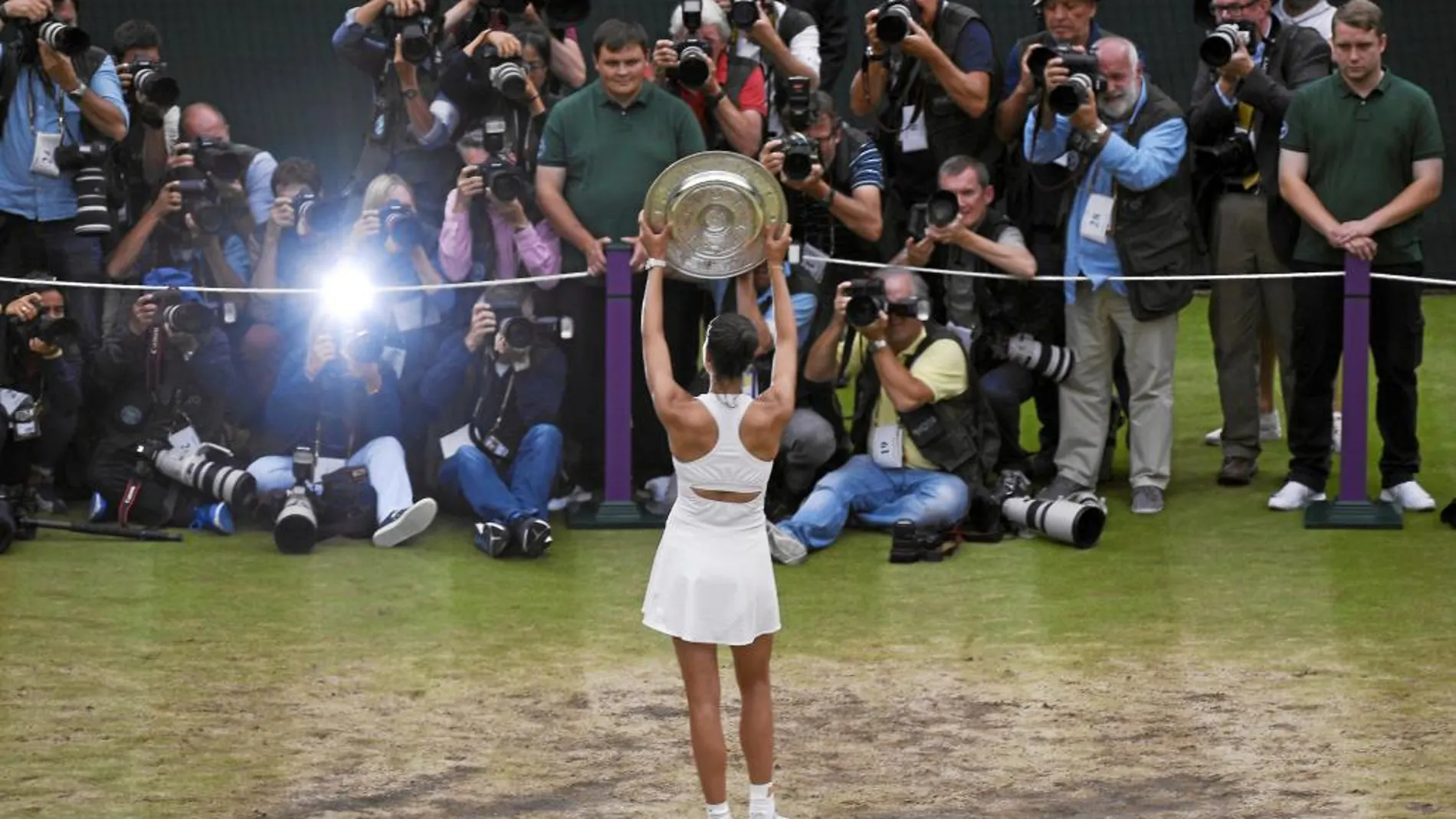 Garbiñe Muguruza con el trofeo de campeona de Wimbledon.