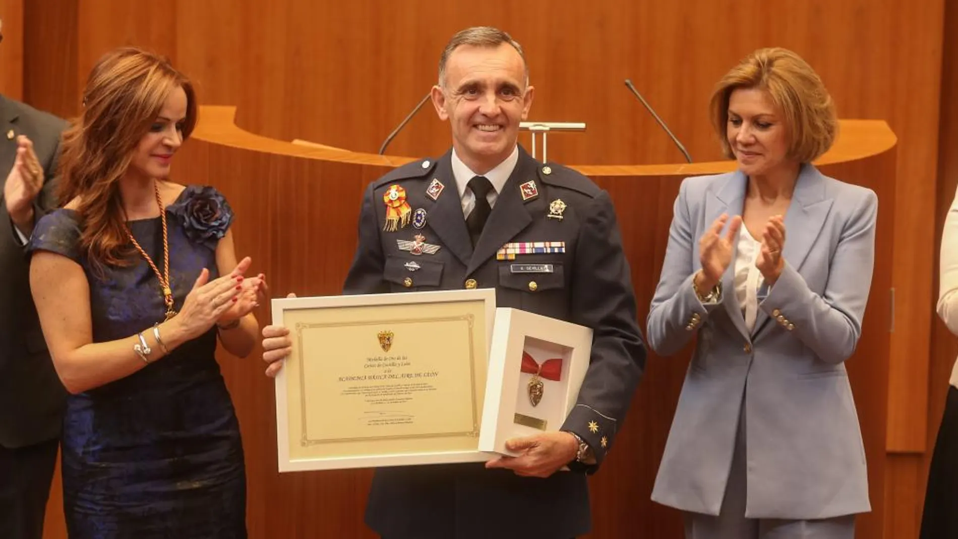 El coronel Gutiérrez, recoge la Medalla de Oro de las Cortes de manos de su presidenta, Silvia Clemente, y de la ministra de Defensa, María Dolores de Cospedal