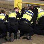 Un hombre apuñala a tres personas en Manchester. Foto: Ap