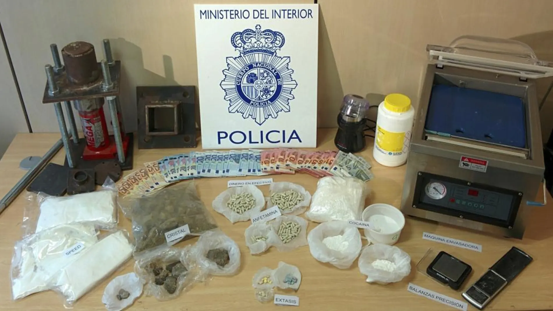Fotografía facilitada por la Policía Nacional que ha detenido a 22 personas y se ha incautado de 840 kilos de hachís, en una operación contra el tráfico de drogas en Castellón.