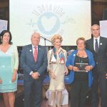 Los enfermeros premian el compromiso con los pacientes ostomizados y les dedica una canción