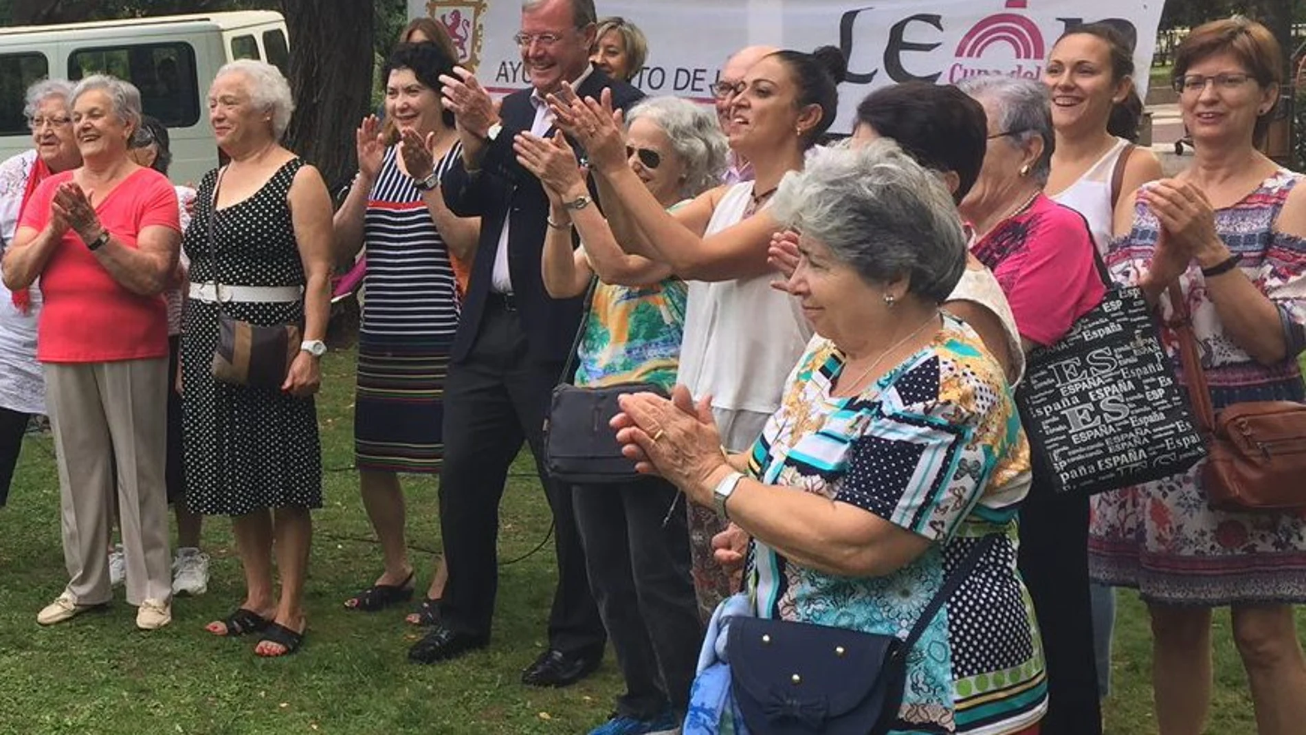 El alcalde de León, Antonio Silván, participa en las actividades de envejecimiento activo organizadas por el Ayuntamiento en el Parque de Quevedo