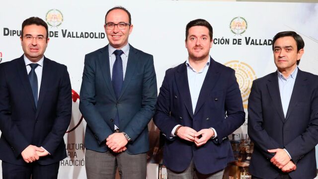 El vicepresidente de la Diputación de Valladolid, Víctor Alonso, presenta las celebraciones, junto al diputado Agapito Hernández, y los alcaldes Roberto Díez y Alberto Magdaleno