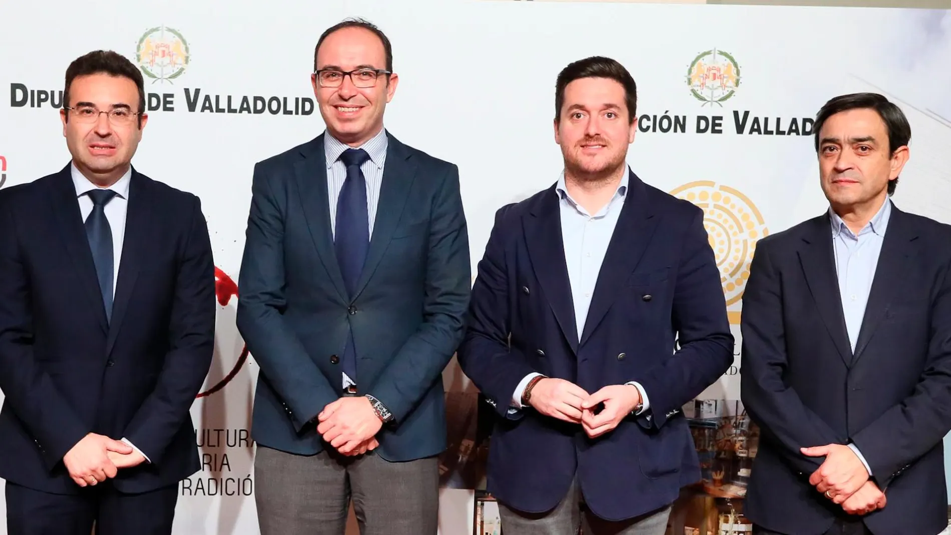 El vicepresidente de la Diputación de Valladolid, Víctor Alonso, presenta las celebraciones, junto al diputado Agapito Hernández, y los alcaldes Roberto Díez y Alberto Magdaleno