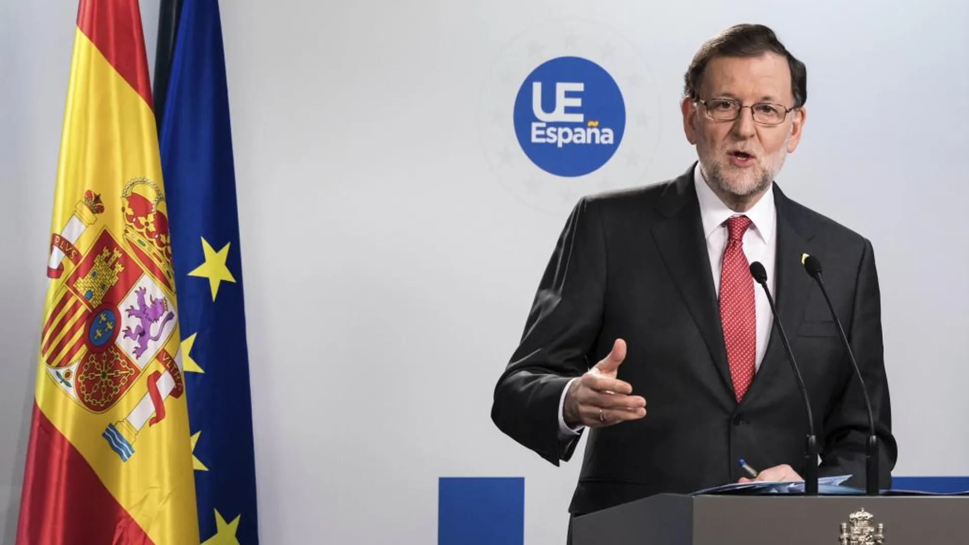 Mariano Rajoy habla hoy, jueves 15 de diciembre de 2016, en una rueda de prensa en Bruselas (Bélgica)