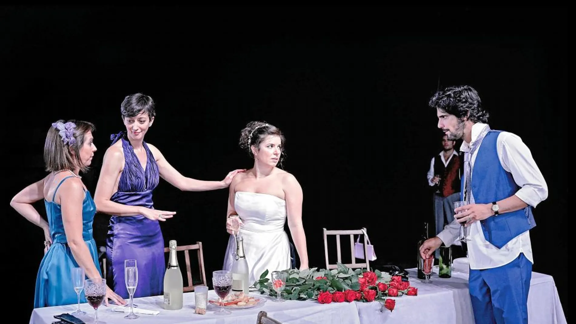 Carlota Gaviño (centro) y Francesco Carril (derecha) protagonizan la pieza de Federico García Lorca interpretando a la Novia y a Leonardo, respectivamente