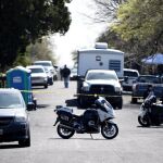 Varios agentes de la Policía de Austin y las ambulancias bloquean la carretera tras la explosión en Austin, Texas