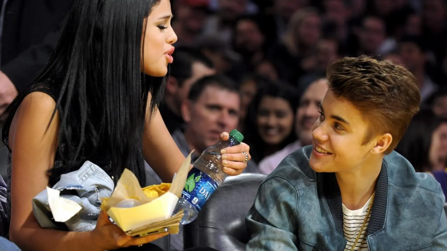 Imagen de 2012 del cantante canadiense Justin Bieber y la cantante estadounidense Selena Gomez