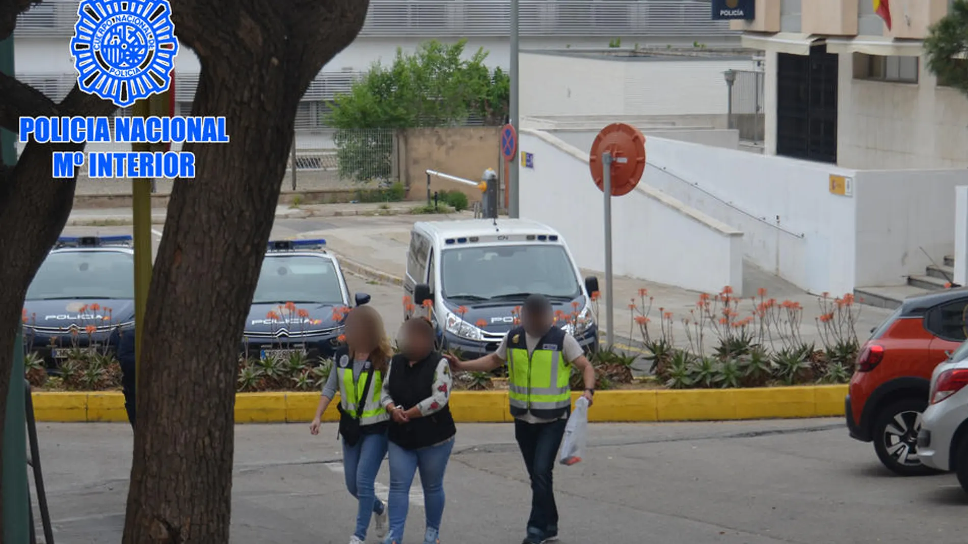 Imagen de dos agentes custodiando a la detenida