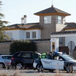 Efectivos de la Guardia Civil en la puerta de la vivienda ubicada en la carretera que une Almensilla y Mairena del Aljarafe, en el término municipal de esta última localidad sevillana, donde ha muerto una persona que estaba participando en un atraco