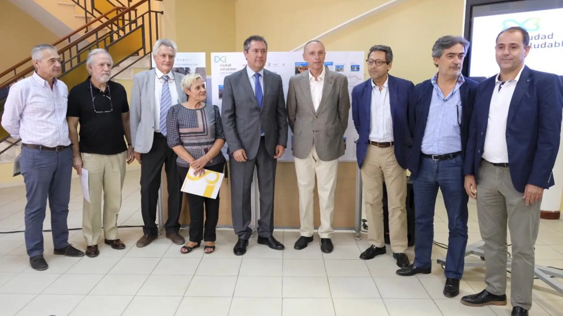 El alcalde de Sevilla, Juan Espadas, y el catedrático de Ecología Enrique Figueroa presentan el primer proyecto piloto de inversión de ciudad verde y saludable que se ejecutará en el Polígono San Pablo