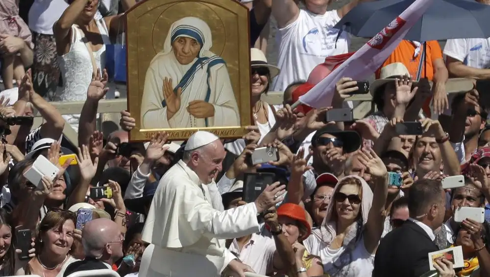 El Papa Francisco, saluda a los fieles tras la canonización de la Madre Teresa de Calcuta
