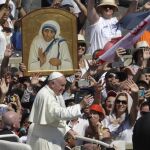 El Papa Francisco, saluda a los fieles tras la canonización de la Madre Teresa de Calcuta