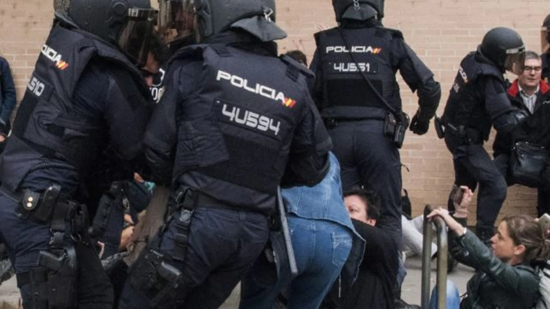 Agentes de la Policía Nacional en una de las protestas a las puertas de un colegio durante el 1-O. Foto: Archivo