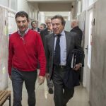 El ex secretario general de CCOO en Castilla y León, Ángel Hernández, conversa animadamente con el vicepresidente De Santiago-Juárez, en un acto sindical