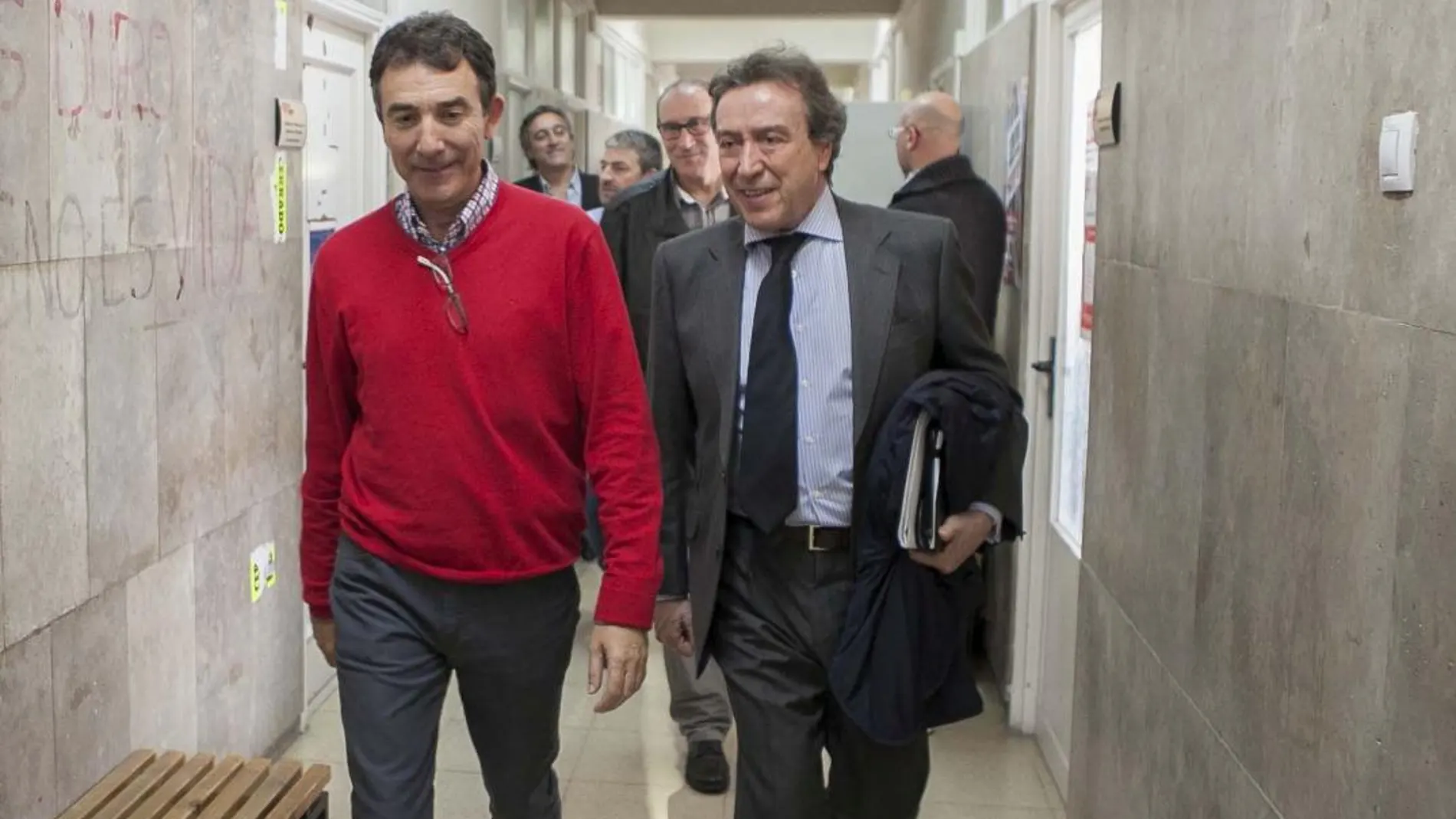 El ex secretario general de CCOO en Castilla y León, Ángel Hernández, conversa animadamente con el vicepresidente De Santiago-Juárez, en un acto sindical
