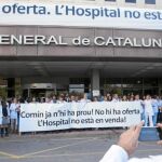Cerca de 300 trabajadores se concentraron ayer a las puertas del Hospital General de Cataluña.
