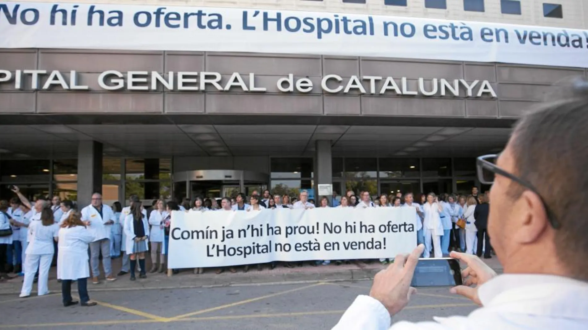 Cerca de 300 trabajadores se concentraron ayer a las puertas del Hospital General de Cataluña.