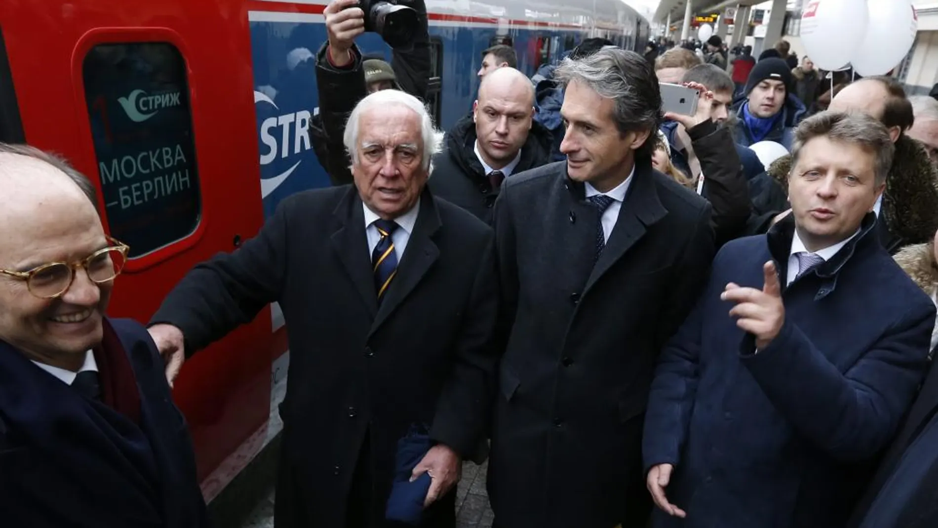 El ministro de Fomento español, Íñigo de la Serna y el Alto Comisionado para la Marca España, Carlos Espinosa de los Monteros, en la inaguración del nuevo tren