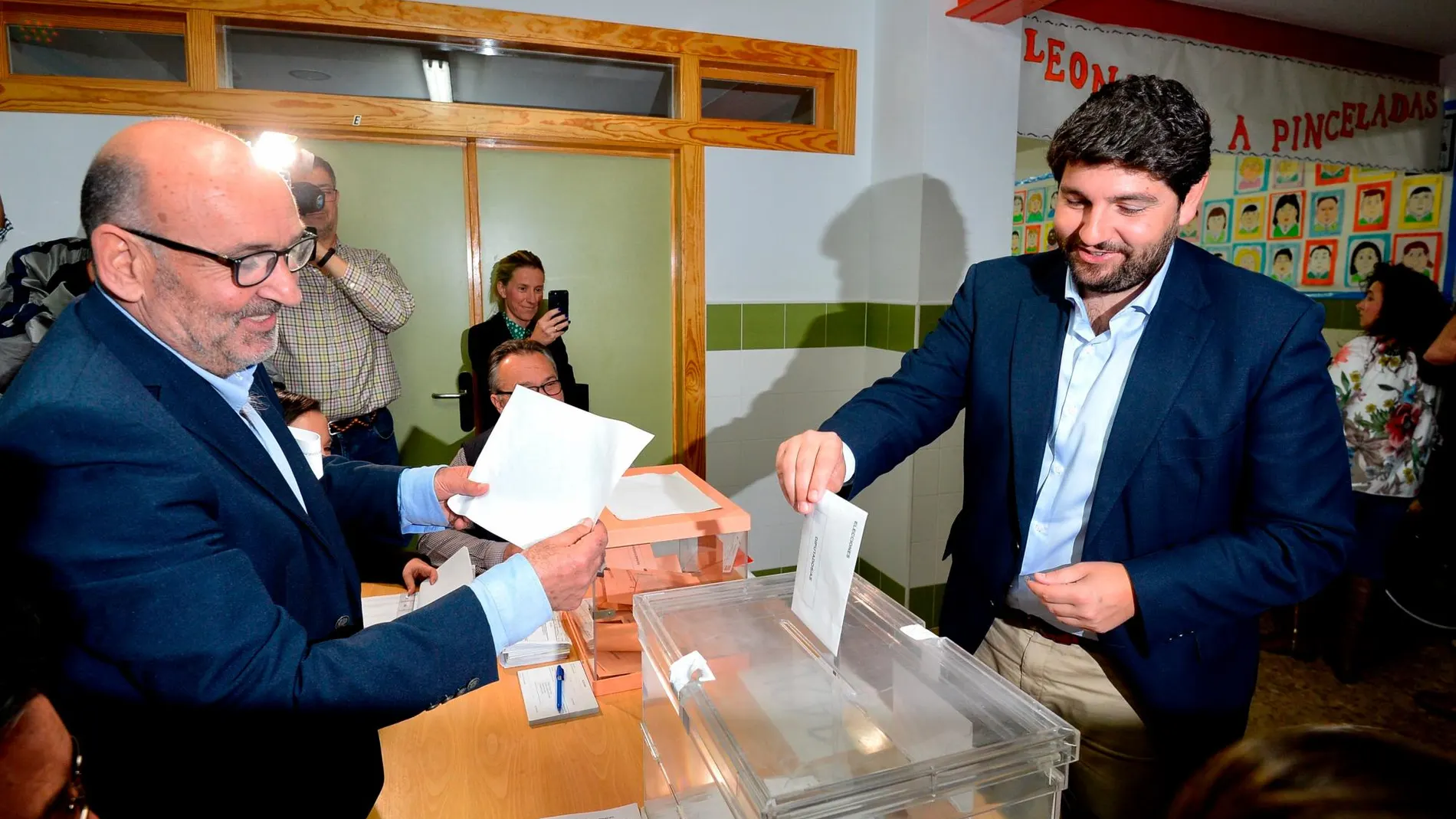 López Miras ejerció su derecho al voto en el mismo colegio en el que fue interventor cuando tenía 18 años. LA RAZÓN