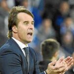 Julen Lopetegui dando instrucciones ayer / Efe