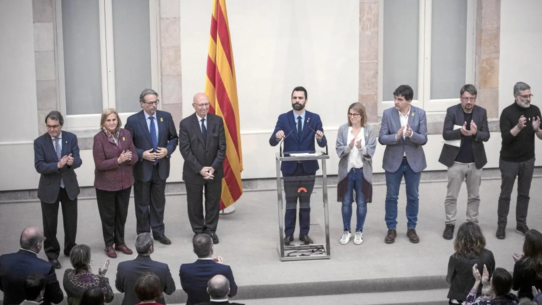 Roger Torrent junto a los diputados Elsa Artadi, Sergi Sabrià, Xavier Domenèch y Carles Riera y los ex presidentes del Parlament y la Generalitat Artur Mas