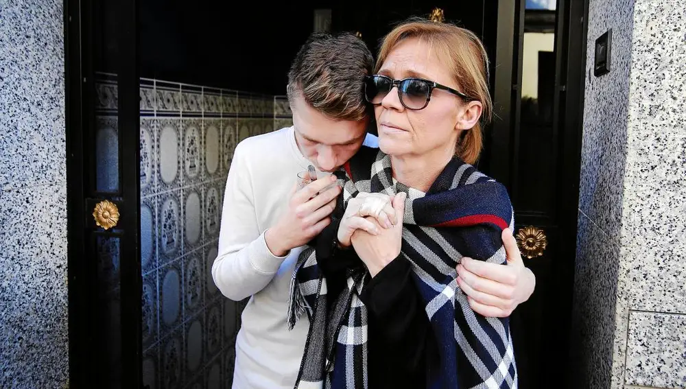 Inma Claramonte, la madre de la víctima, acompañada por su hijo a las puertas de su domicilio en Villarreal (Castellón)