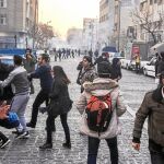 Varios iraníes afectados por el gas lacrimógeno lanzado por la Policía en una de las protestas en Teherán este fin de semana en el que se han producido los primeros muertos