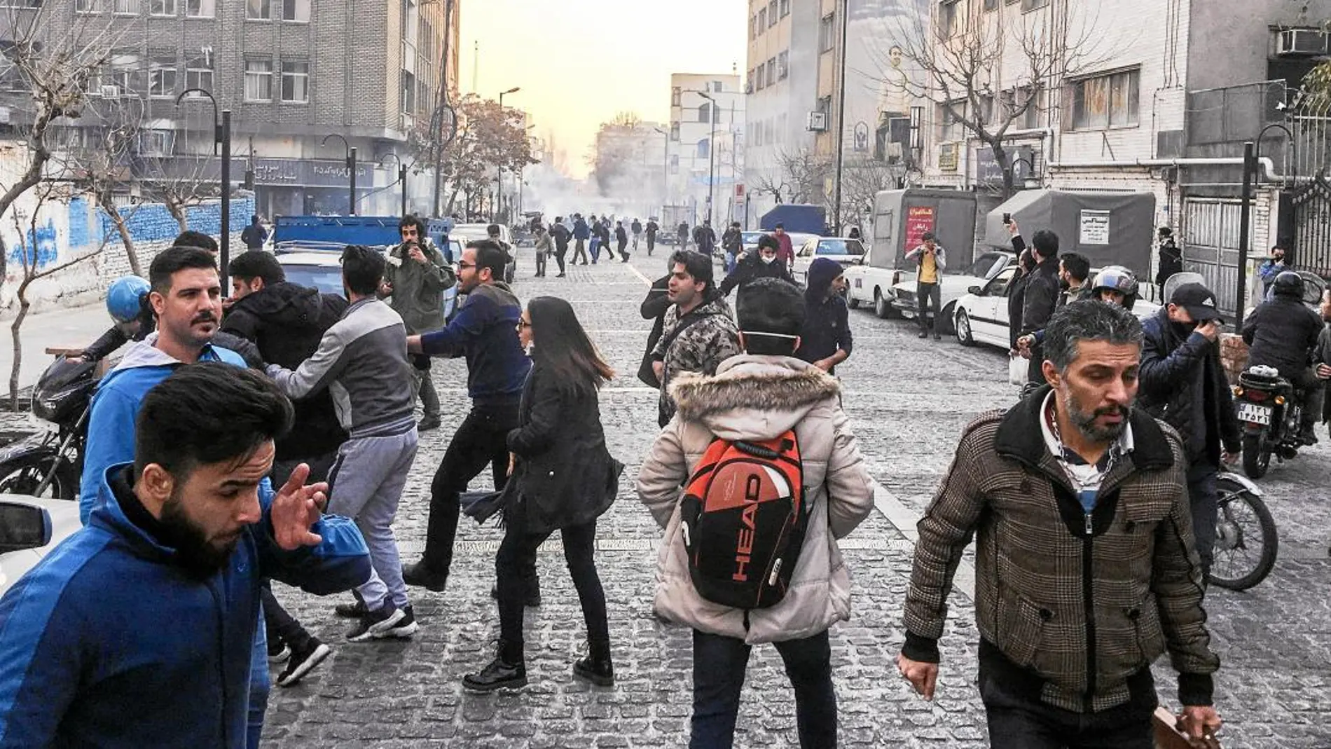 Varios iraníes afectados por el gas lacrimógeno lanzado por la Policía en una de las protestas en Teherán este fin de semana en el que se han producido los primeros muertos